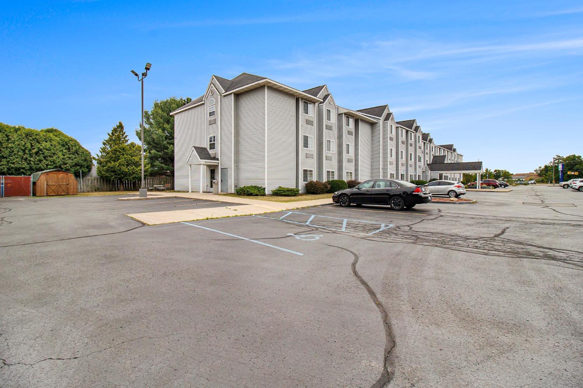 Microtel Inn And Suites Manistee Exterior photo